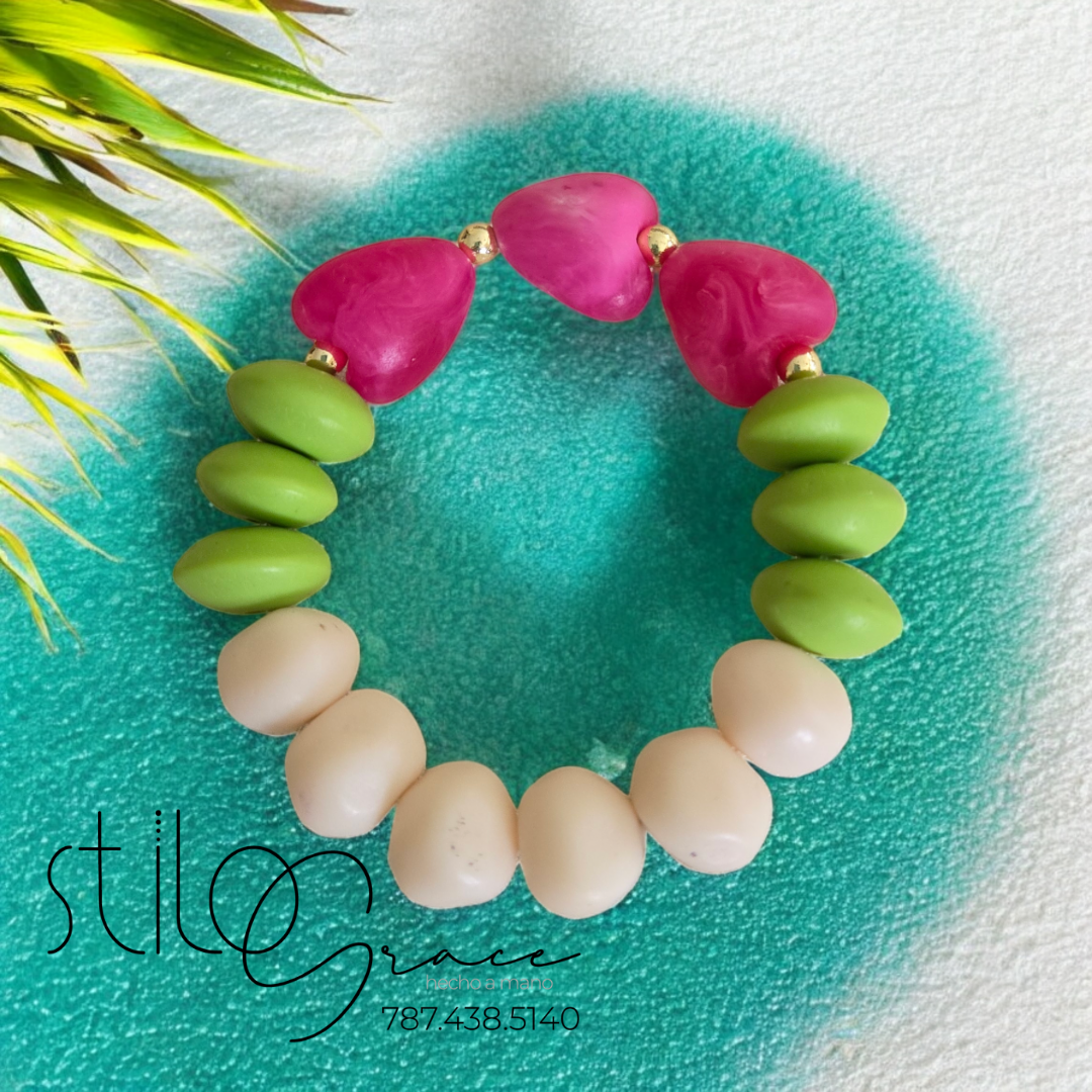 Pulsera de Resina con Corazones Fucsia ✨️Resin Bracelet with Fuchsia Hearts✨️